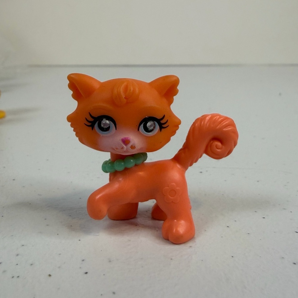 POLLY POCKET SPARKLIN' PETS MATTEL CAT BEIGE EYES BLUE CAT NECKLACE toy